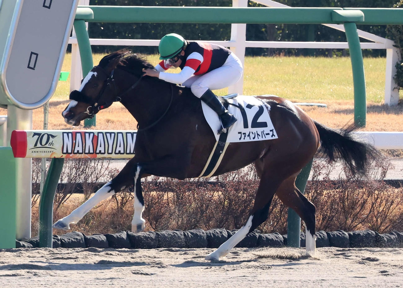 中山2R、3歳牝馬限定の未勝利戦を逃げ切ったファイントパーズと小林美騎手（撮影・丹羽敏通）