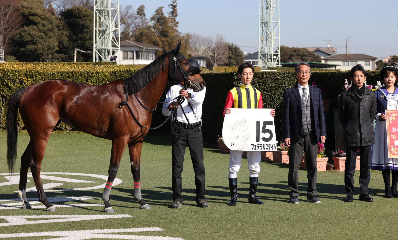 中山3R、3歳新馬戦を制したフェデラルスタイルの口取りをする津村騎手（撮影・丹羽敏通）