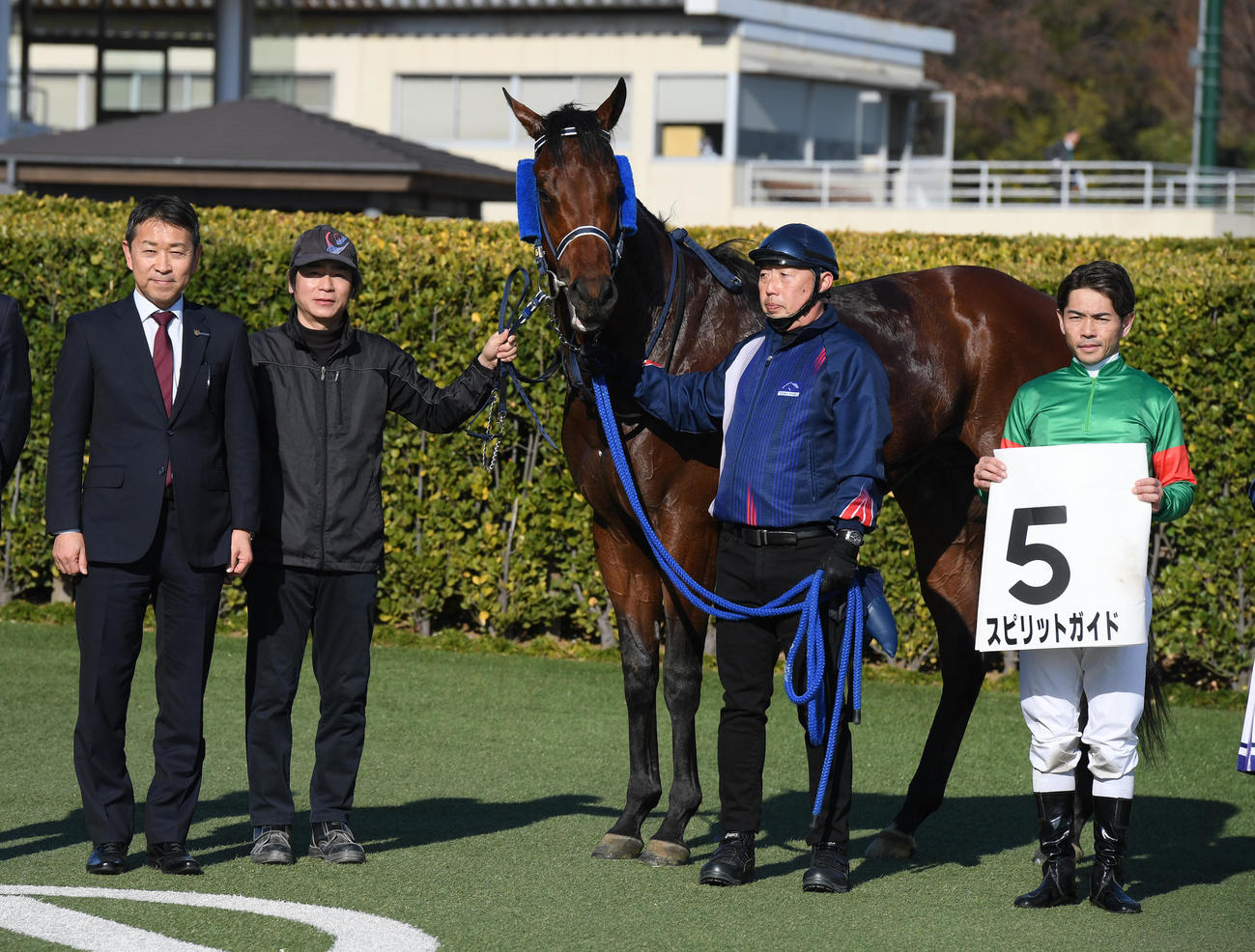 中山7R、1着スピリットガイドと戸崎圭太騎手（右端）、手塚貴久調教師（左端）（撮影・柴田隆二）