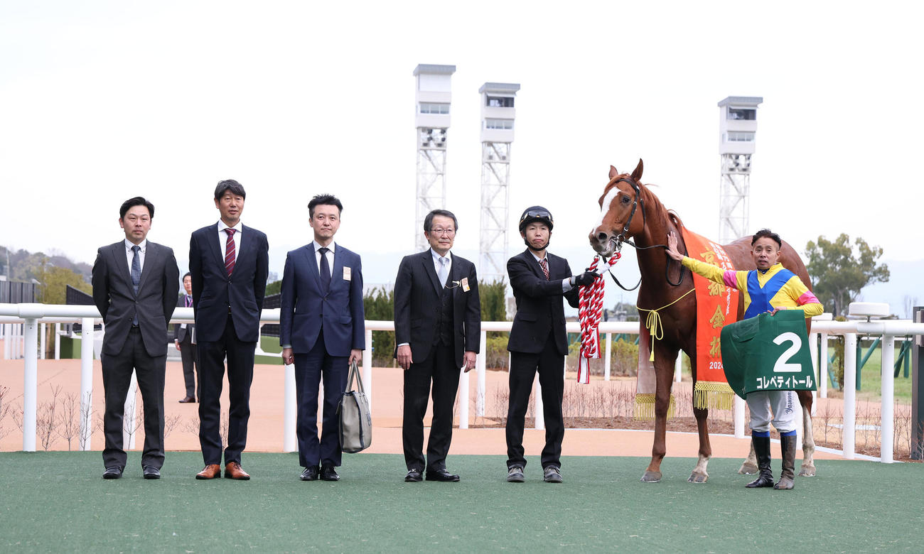 京都11R、京都金杯を制したコレペティトールと口取りに並ぶ岩田康騎手（右）（撮影・白石智彦）