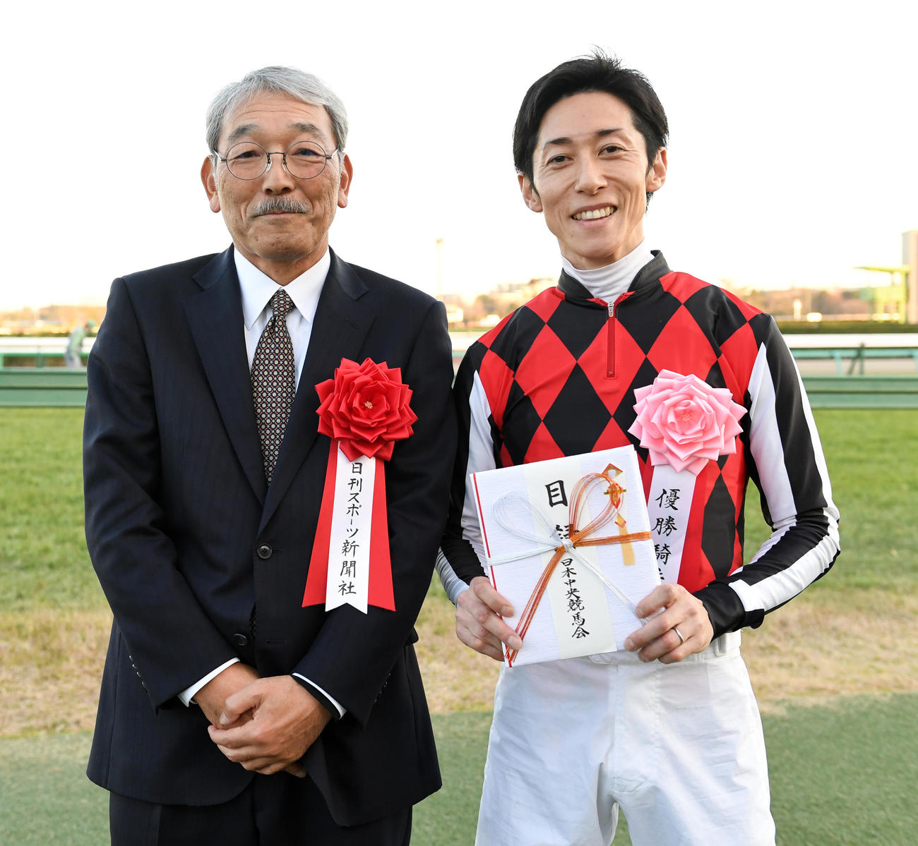 中山金杯を制した津村騎手（右）は日刊スポーツ新聞社の高田社長と記念撮影に納まる（撮影・柴田隆二）