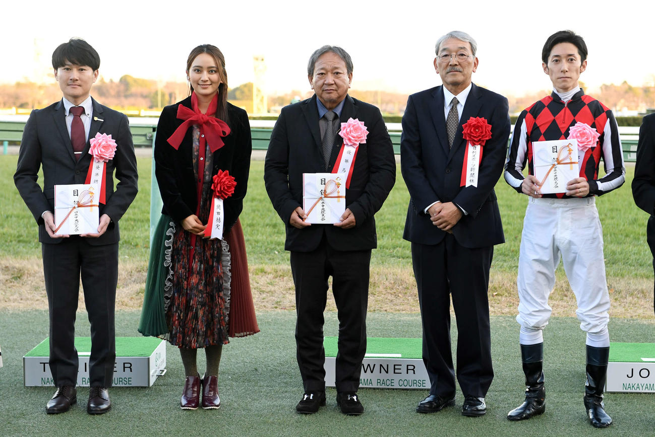 中山金杯の表彰式で、左から田中克調教師、プレゼンターの岡田結実　1人おいて日刊スポーツ新聞社の高田社長、津村騎手は記念撮影に納まる（撮影・柴田隆二）