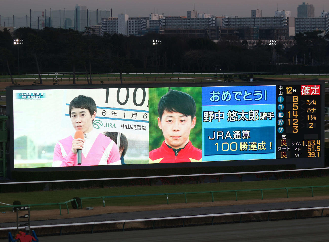 中山12RでJRA通算100勝を達成した野中騎手（撮影・木南友輔）