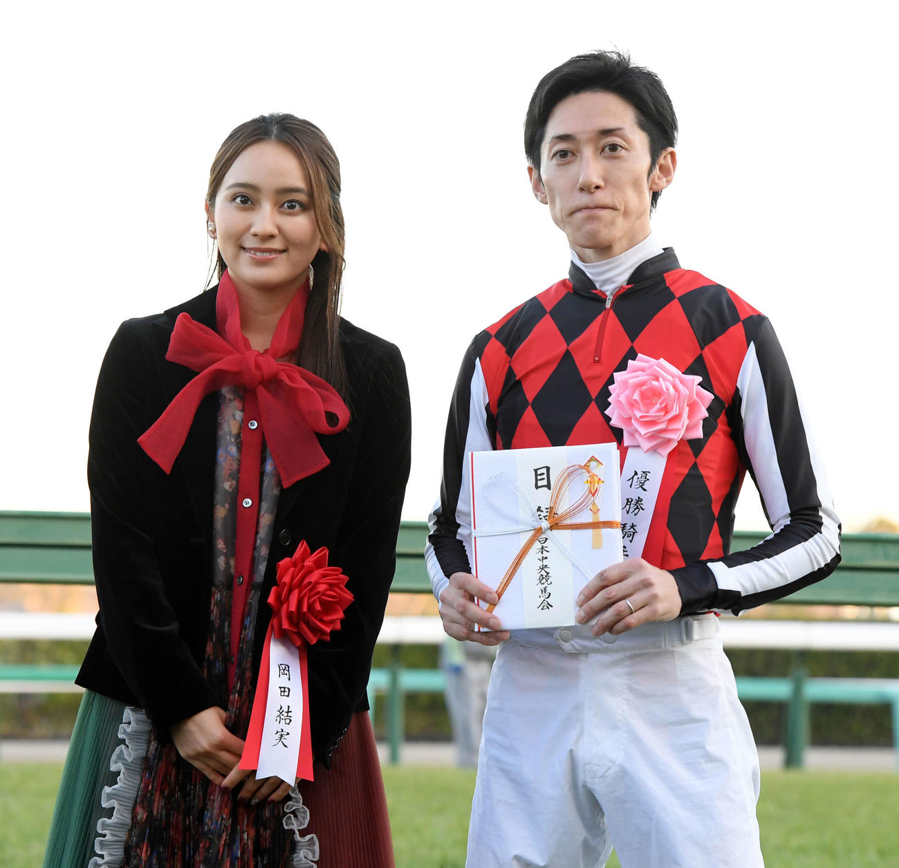 中山金杯を制した津村騎手はプレゼンターの岡田結実と記念撮影に納まる（撮影・柴田隆二）