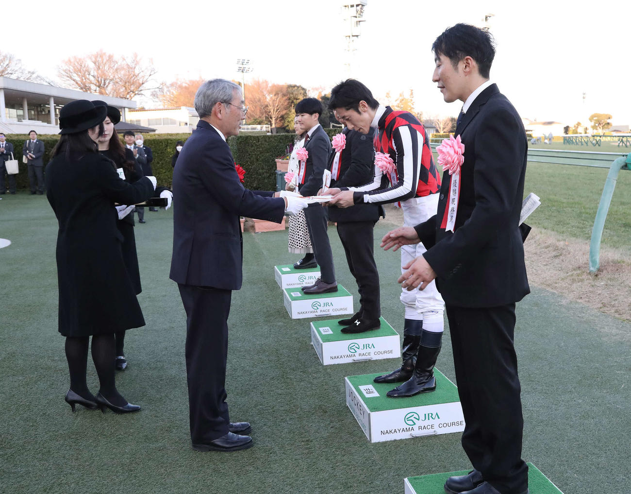 中山金杯を制した津村騎手を表彰する日刊スポーツ新聞社の高田社長（撮影・丹羽敏通）
