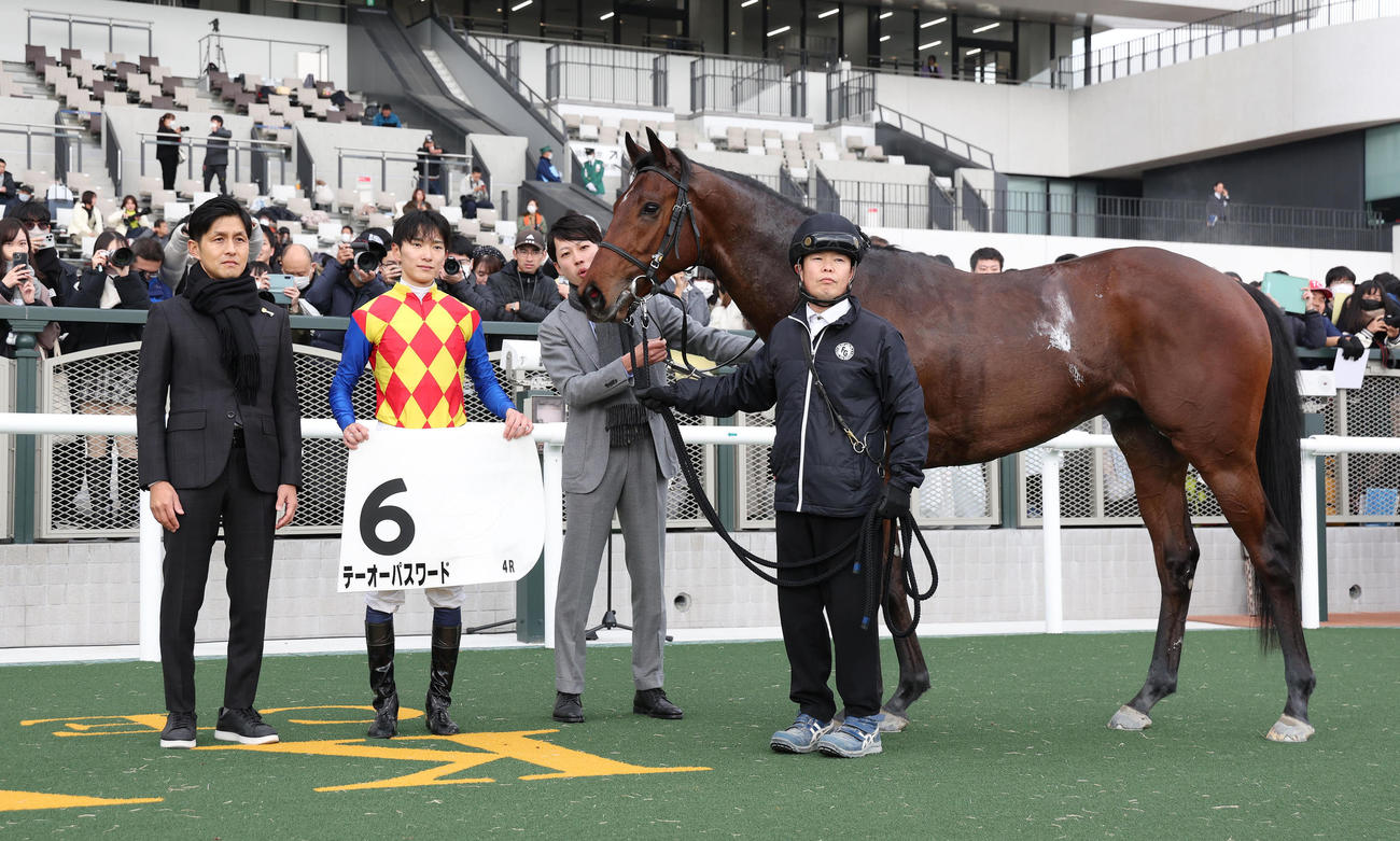 京都4R、新馬戦を制したテーオーパスワードと口取りに並ぶ坂井騎手（左から2人目）（撮影・白石智彦）