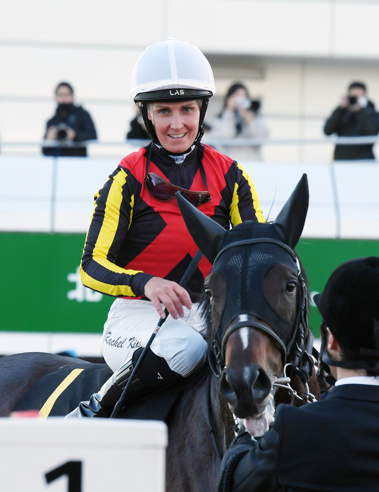 ジュニアCを制したキャプテンシーのキング騎手は笑顔を見せる（撮影・柴田隆二）
