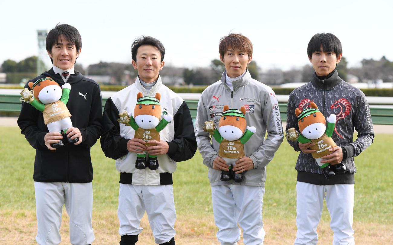 左からフェアプレー賞の丹内騎手、優秀障害騎手賞の石神騎手、フェアプレー賞の田辺騎手、北村友騎手（撮影・柴田隆二）