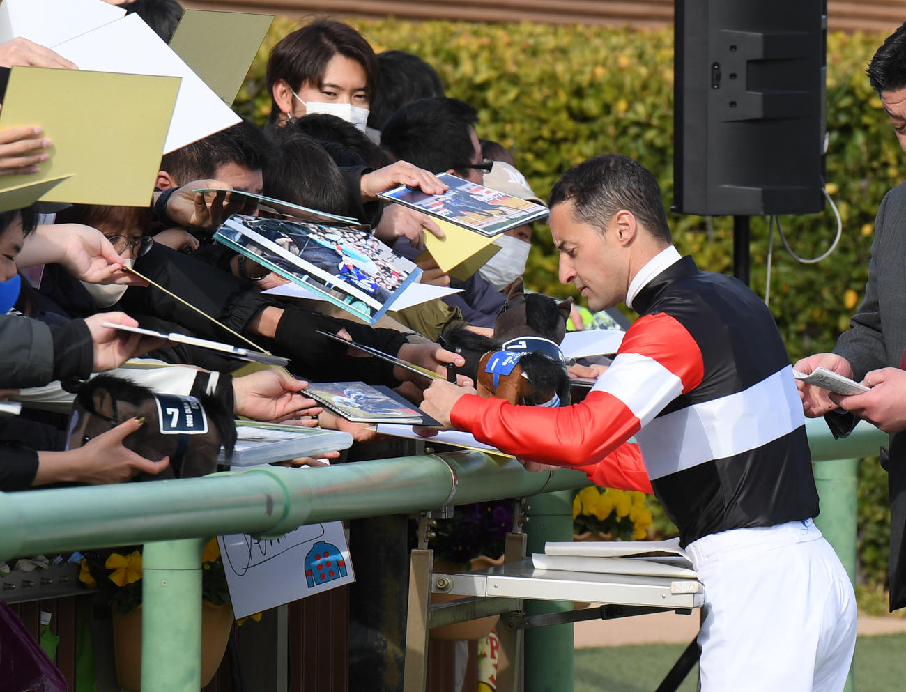 中山6R新馬戦を制したスティンガーグラスのルメール騎手はファンにサインする（撮影・柴田隆二）