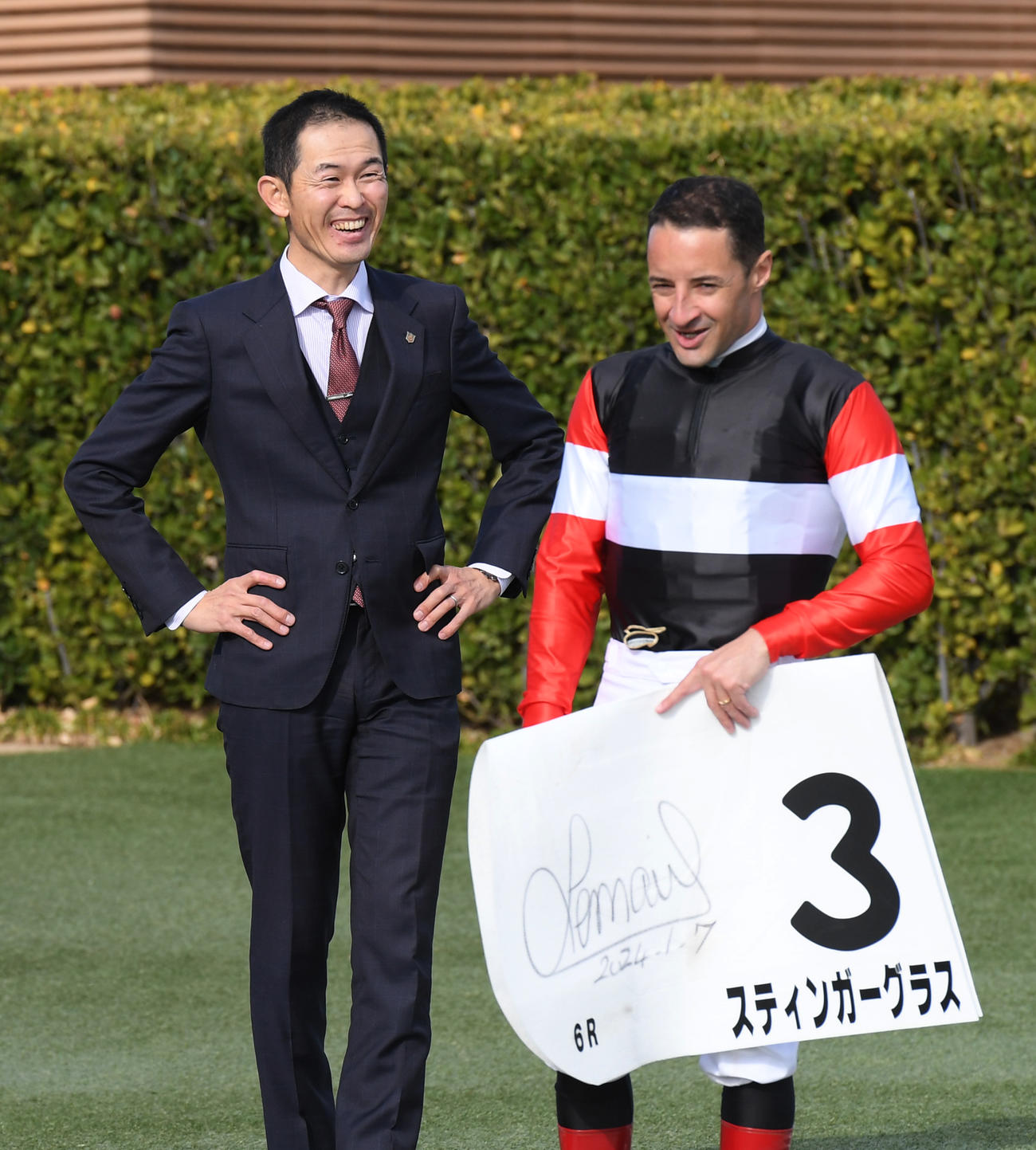 中山6R新馬戦を制したスティンガーグラスの木村調教師（左）、ルメール騎手（撮影・柴田隆二）
