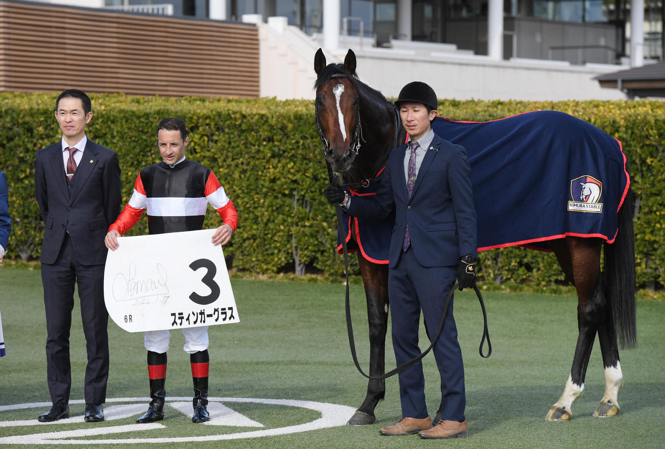 中山6R新馬戦を制したスティンガーグラスと、左から木村調教師、ルメール騎手（撮影・柴田隆二）