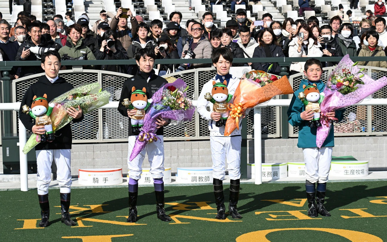 左からフェアプレー賞の藤岡佑騎手と武豊騎手、優秀騎手賞の松山騎手、最多勝利新人騎手の田口騎手