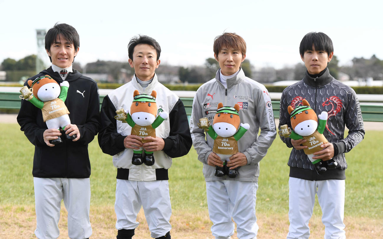 左からフェアプレー賞の丹内騎手、優秀障害騎手賞の石神騎手、フェアプレー賞の田辺騎手、北村友騎手（撮影・柴田隆二）