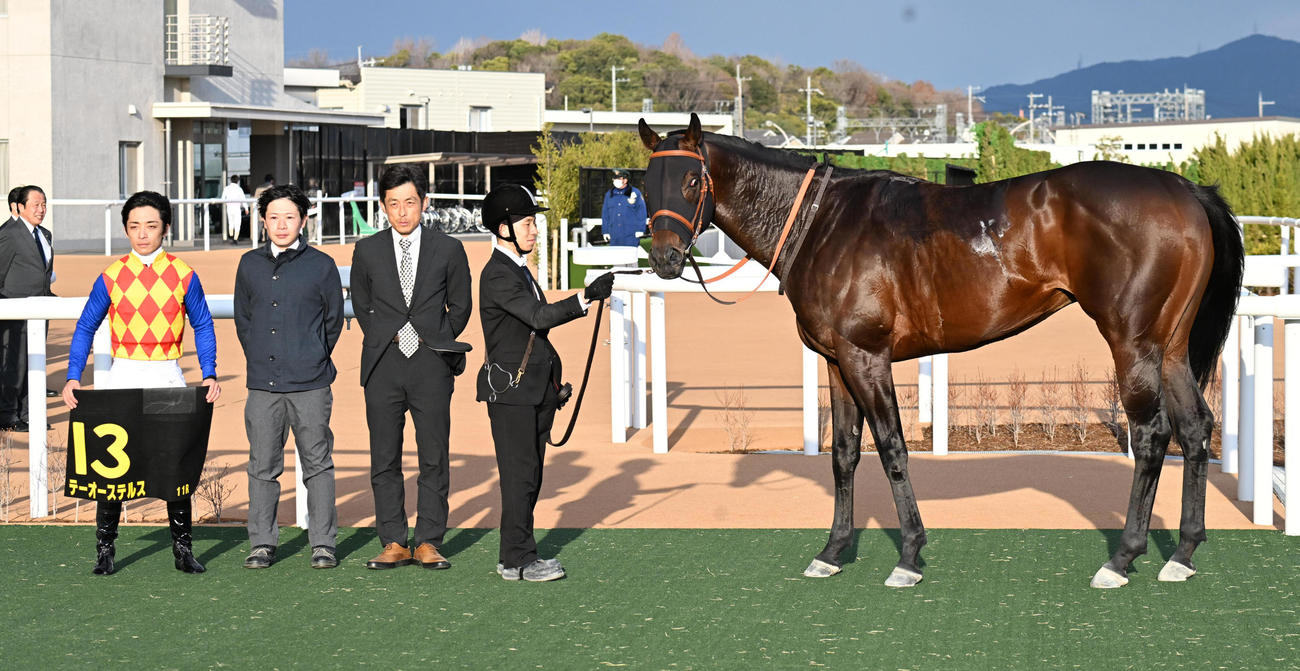 京都11R、すばるSを制したテーオーステルスと川田将雅騎手ら関係者（撮影・和賀正仁）