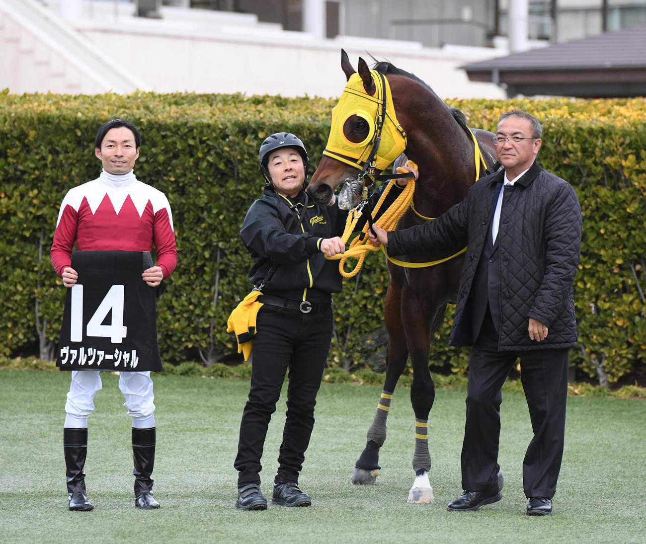 中山10R、ポルックスSを制したヴァルツァーシャルと大野騎手（左）、高木調教師（右）（撮影・柴田隆二）