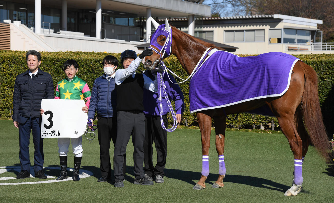 中山4R新馬戦を制したジーティーアグリムと、左から奥平調教師、丸田騎手（撮影・柴田隆二）