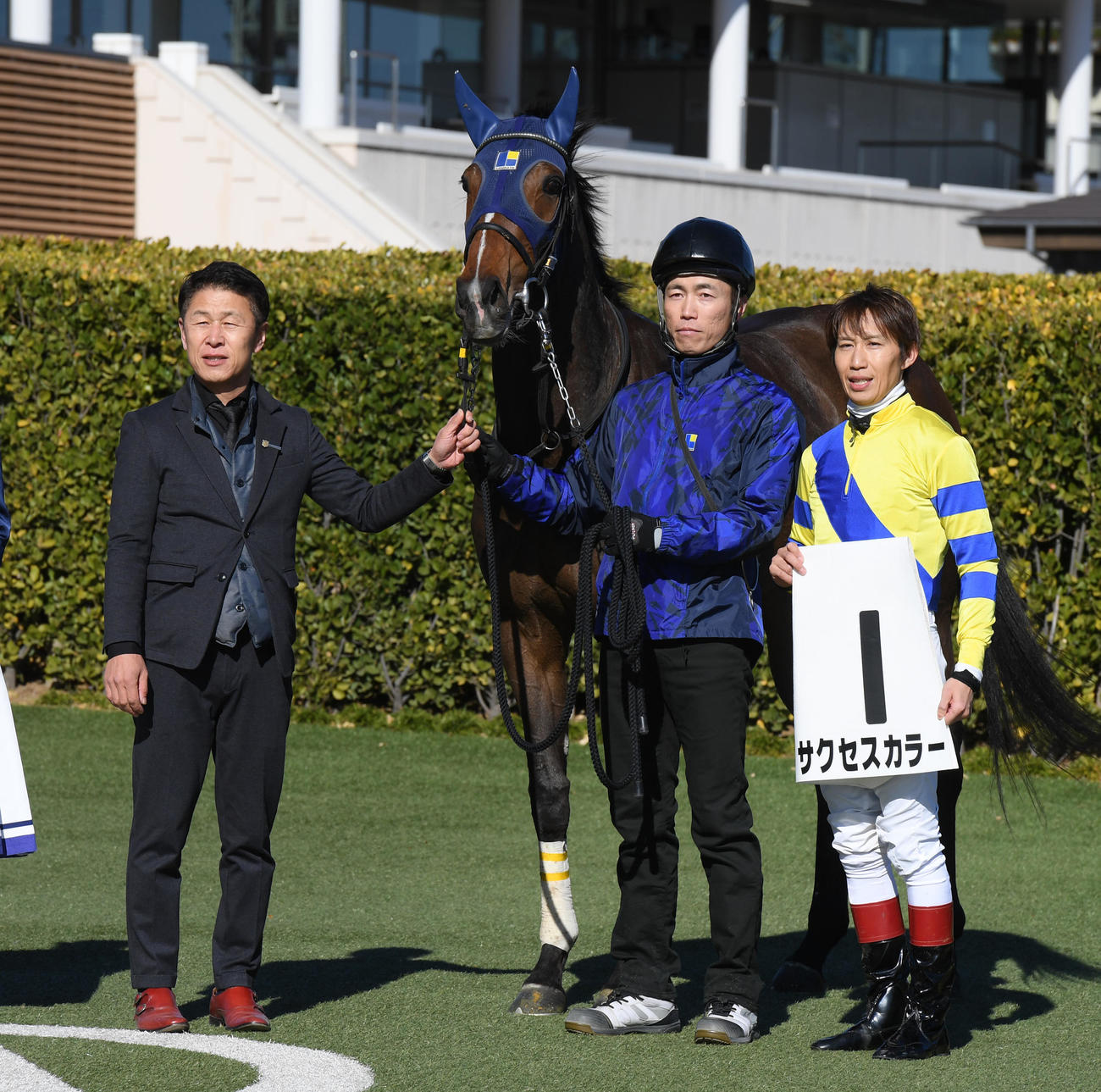 中山5R新馬戦を制したサクセスカラーと田辺騎手（右）、久保田調教師（左）（撮影・柴田隆二）