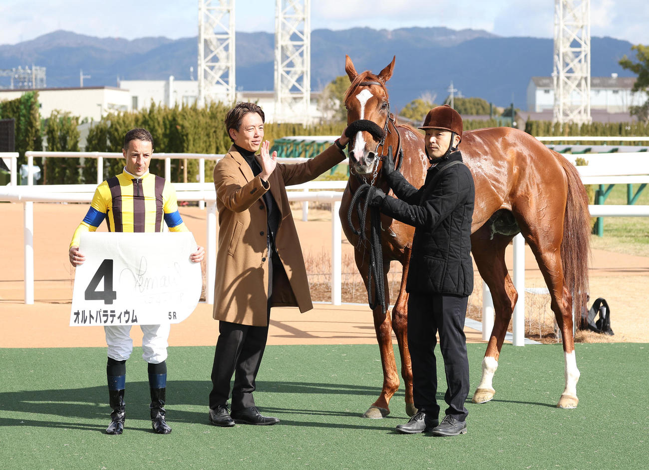 京都5R新馬戦を制したオルトパラティウムと口取りに並ぶルメール騎手（左）（撮影・白石智彦）