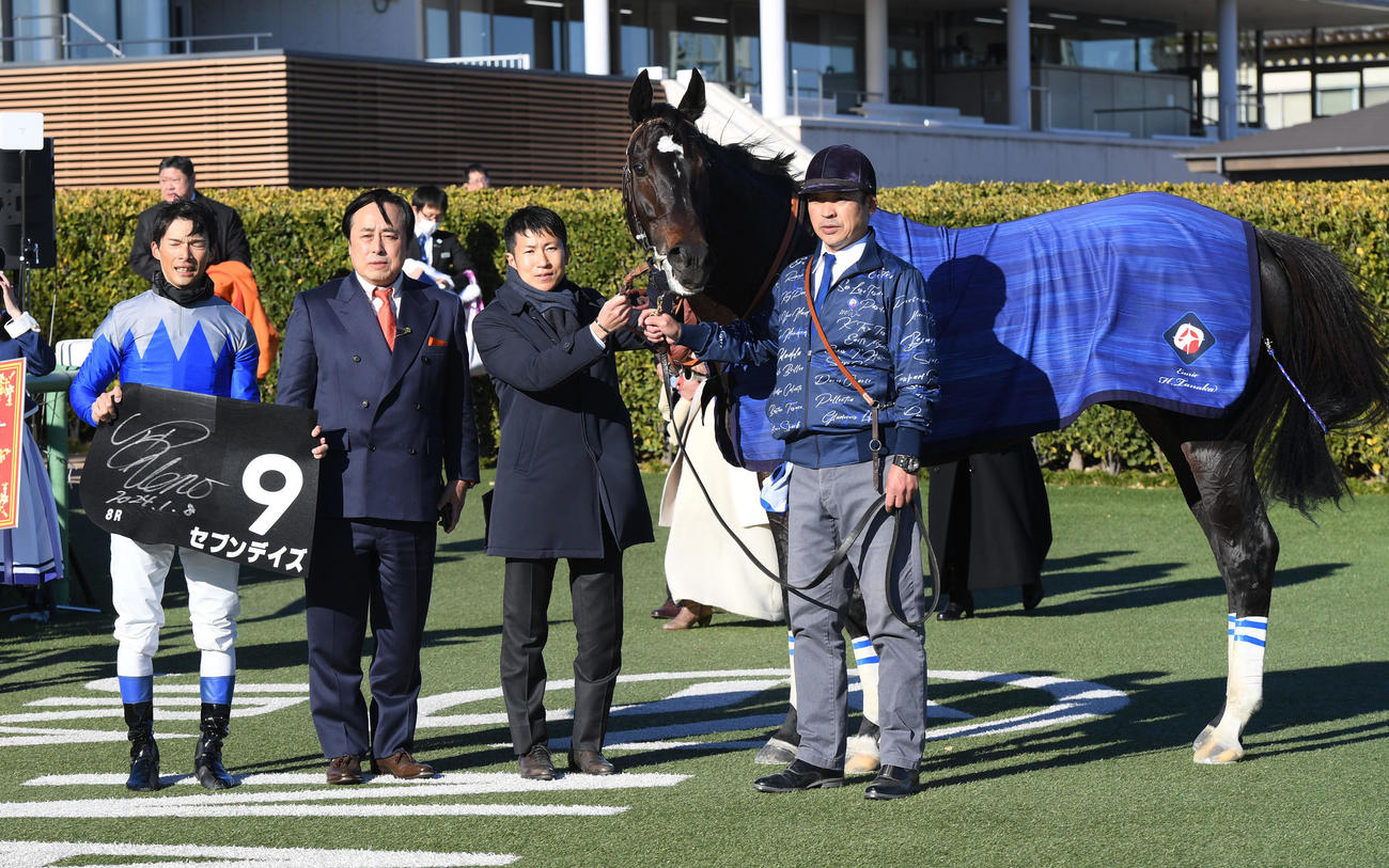 中山新春ジャンプSを制したセブンデイズと、左から上野騎手、1人おいて田中博調教師（撮影・柴田隆二）