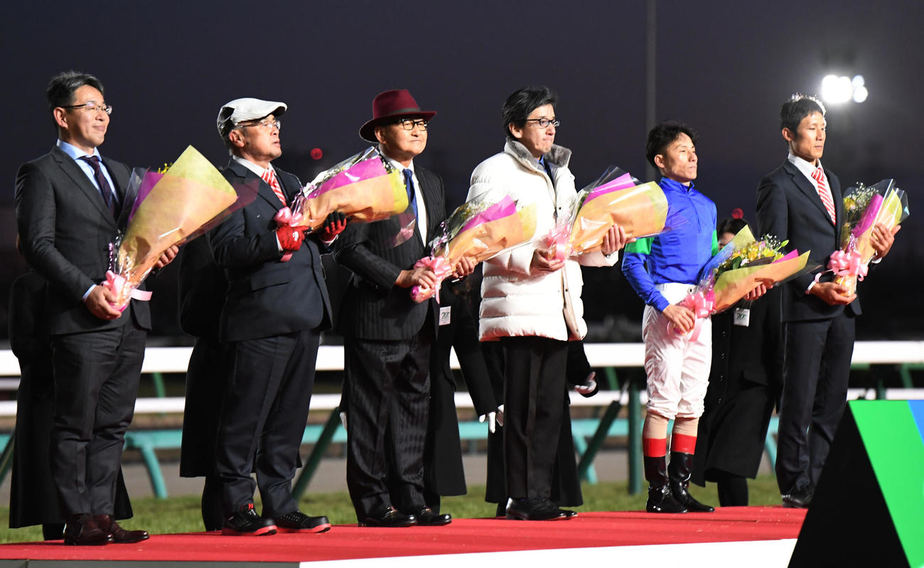 パンサラッサ引退式で花束を持つ、池田康宏元厩務員（左から2人目）、矢作芳人調教師（左から3人目）ら