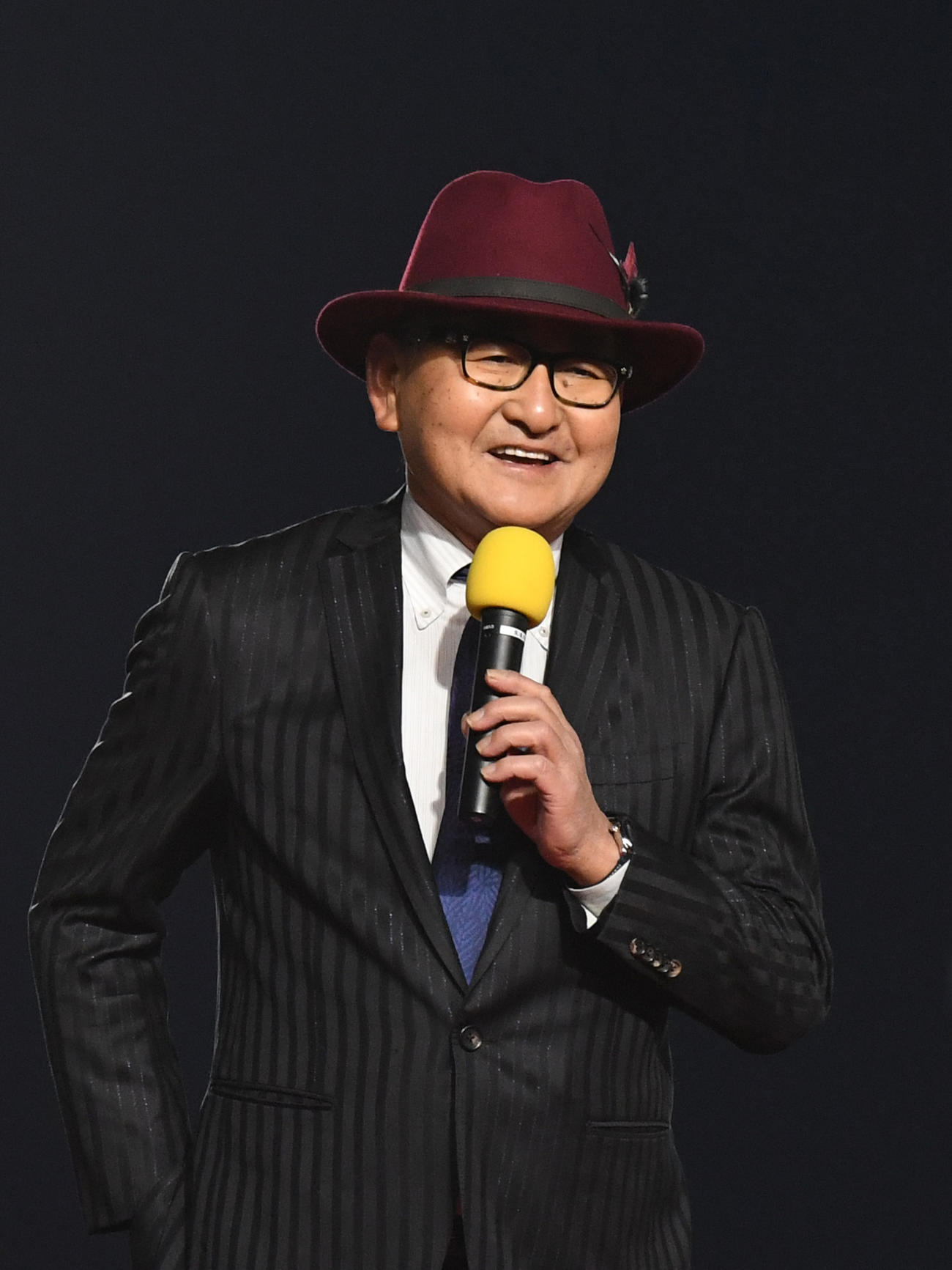 パンサラッサの引退式であいさつする矢作調教師（撮影・柴田隆二）