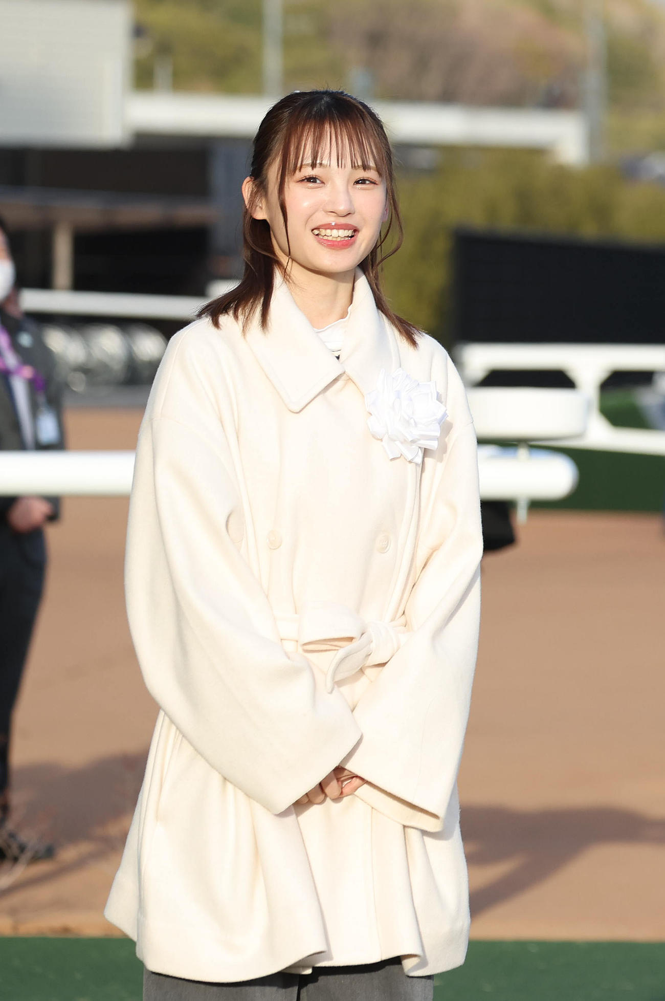 シンザン記念のプレゼンターを務めたNMB48新澤菜央（撮影・白石智彦）