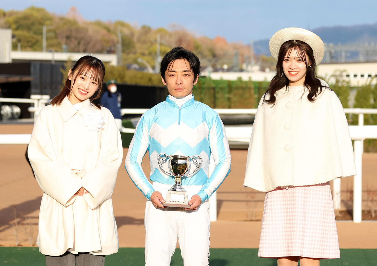 記念写真に納まる左から、NMB48新澤菜央、川田騎手、ミスシンザンの大道心夢さん（撮影・白石智彦）