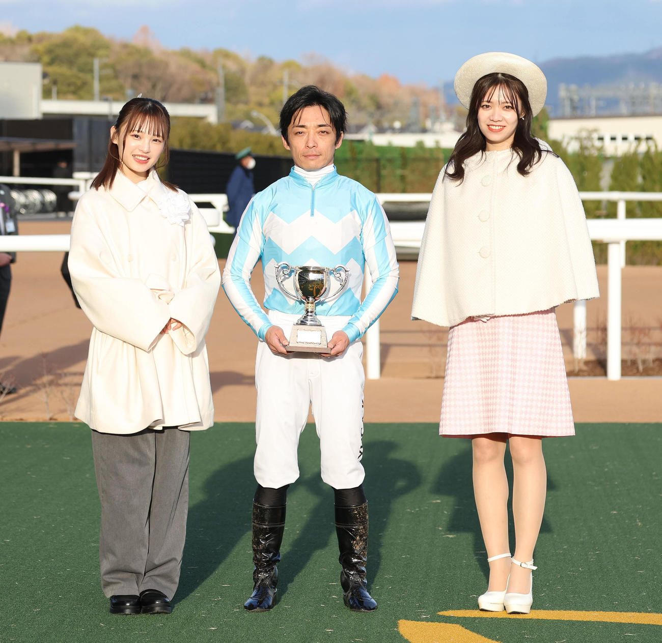 記念写真に納まる左から、NMB48新澤菜央、川田騎手、ミスシンザンの大道心夢さん（撮影・白石智彦）