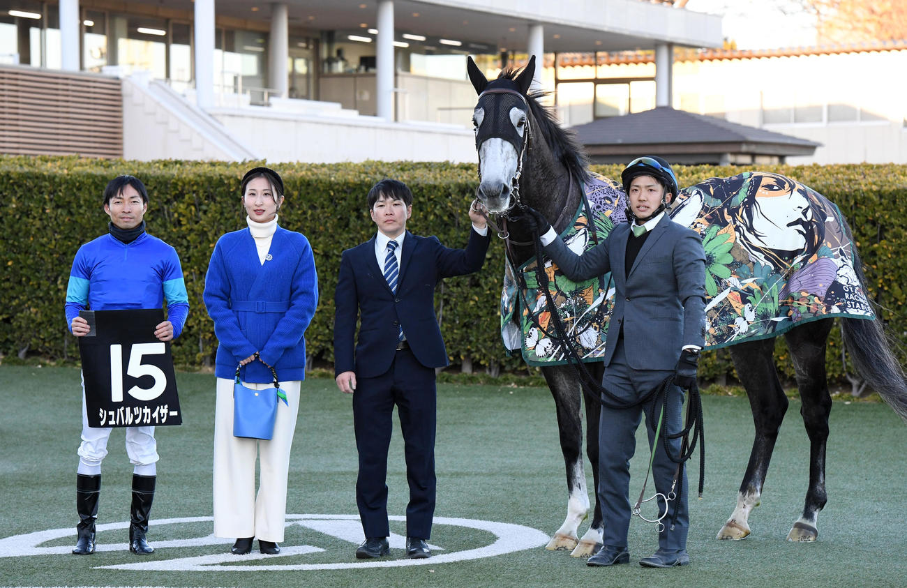 カーバンクルSを制したシュバルツカイザーと大野騎手（左端）（撮影・柴田隆二）
