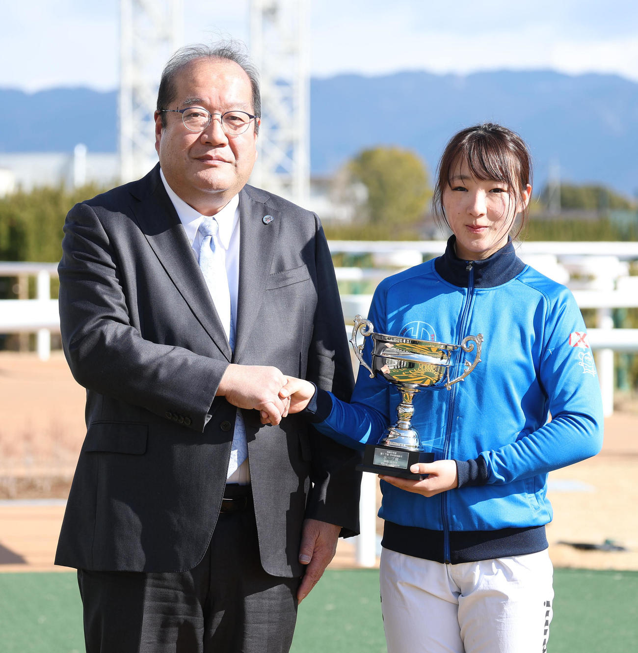 日刊スポーツ新聞西日本橘尚雄社長（左）と握手をする中央競馬騎手ホープ賞を受賞した永島騎手