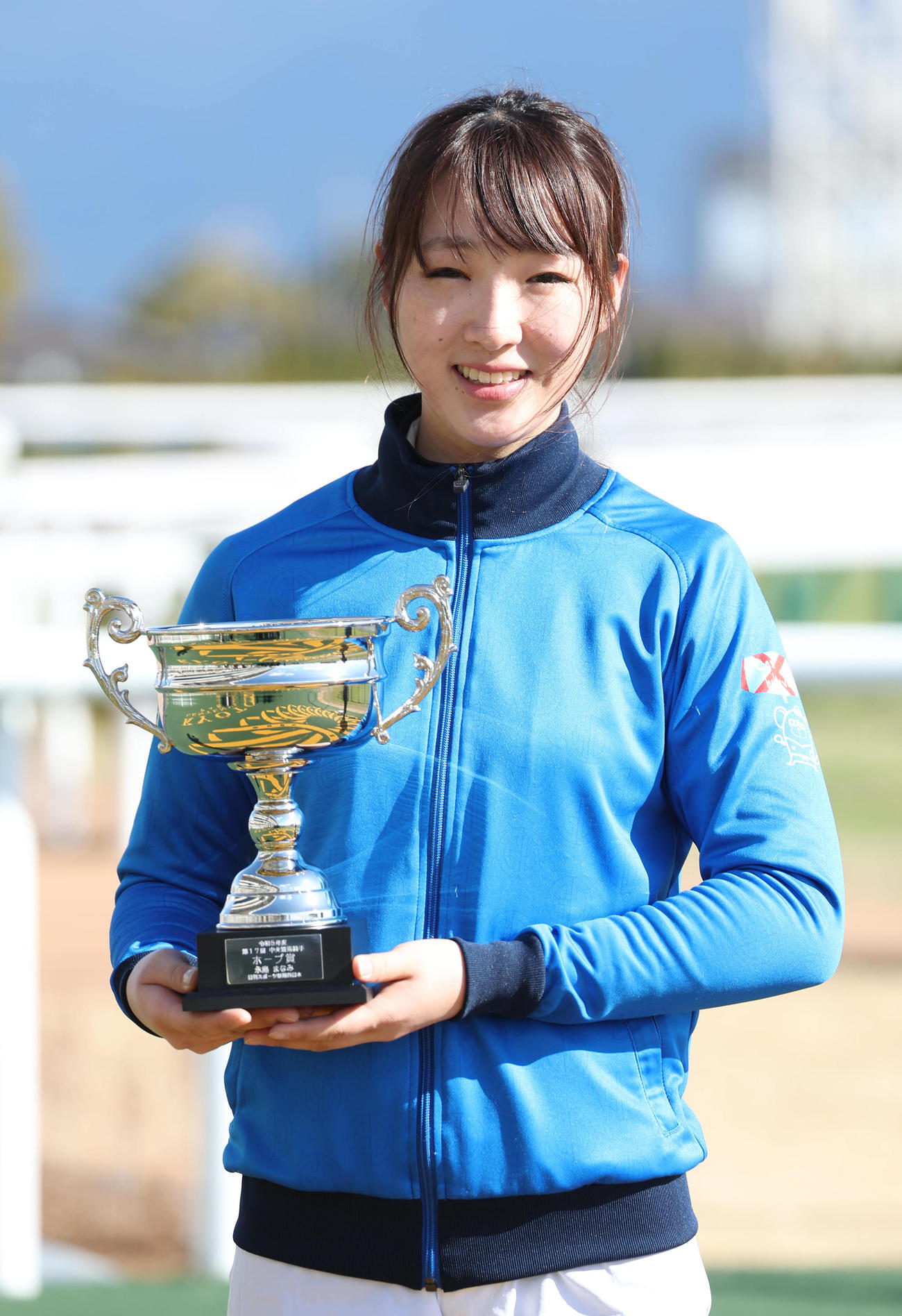 笑顔を見せる中央競馬騎手ホープ賞を受賞した永島まなみ騎手（撮影・白石智彦）