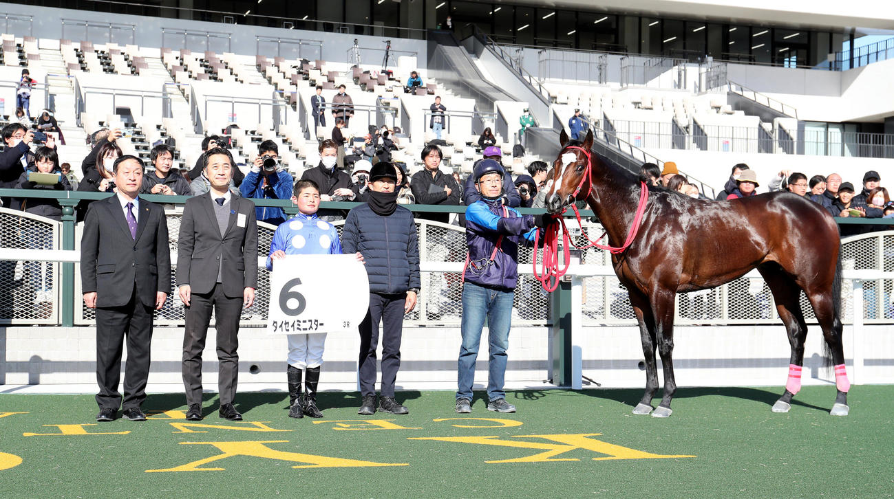 京都3R、新馬戦を制したタイセイミニスターと口取りに並ぶ田口騎手（中央）（撮影・白石智彦）
