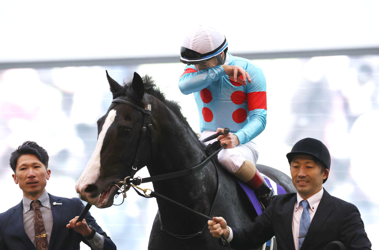 イクイノックスでジャパンCを制して感極まるルメール騎手（2023年11月26日撮影）