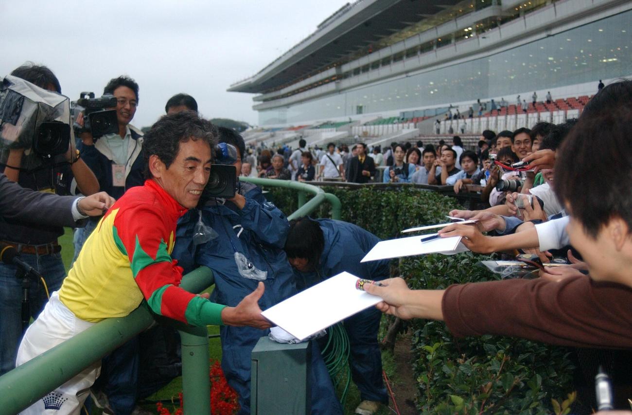 04年9月　坂井千明騎手は引退セレモニーの後、ファンに別れを告げた