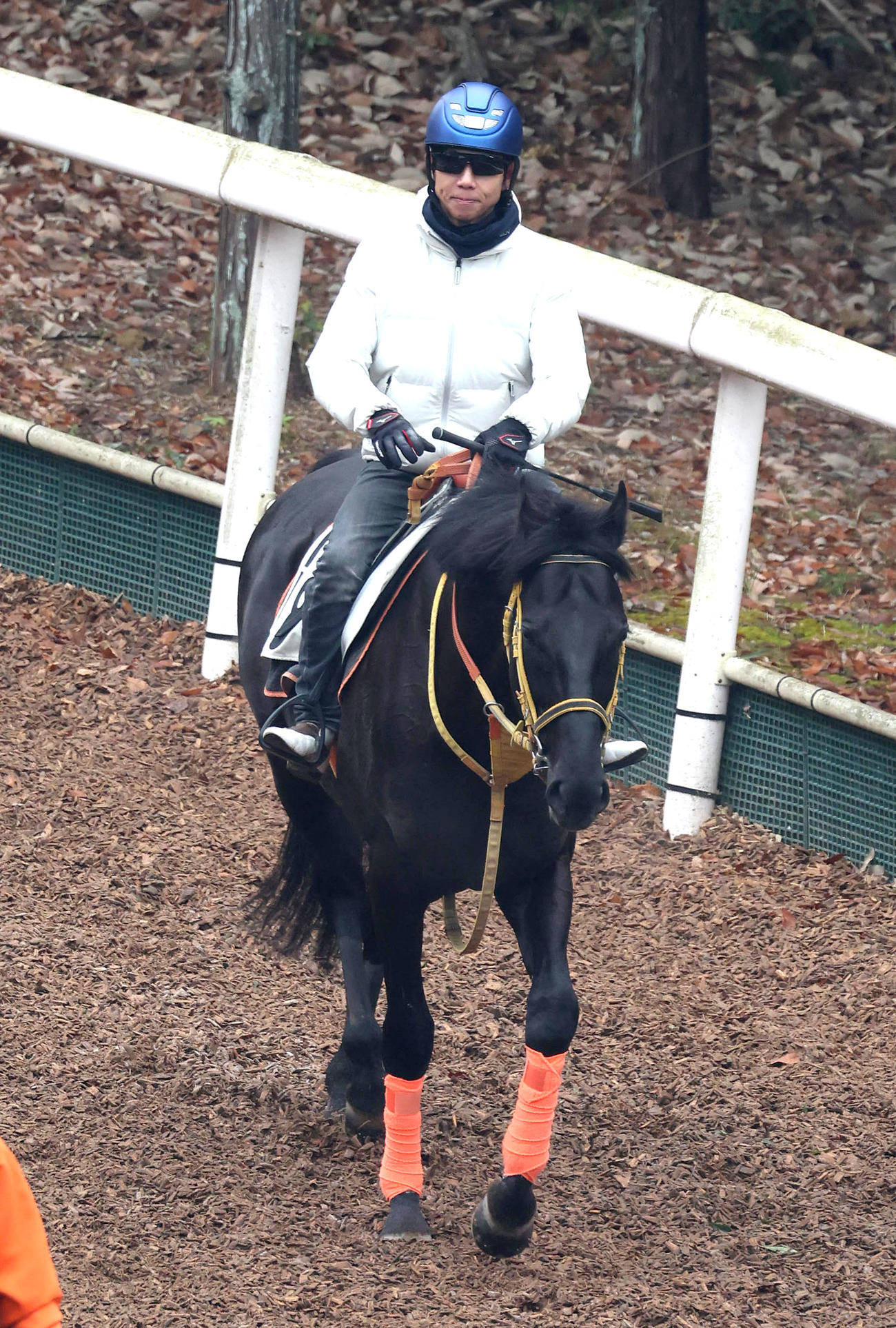 北村友騎手を背に逍遥馬道で運動するディアスティマ（撮影・白石智彦）