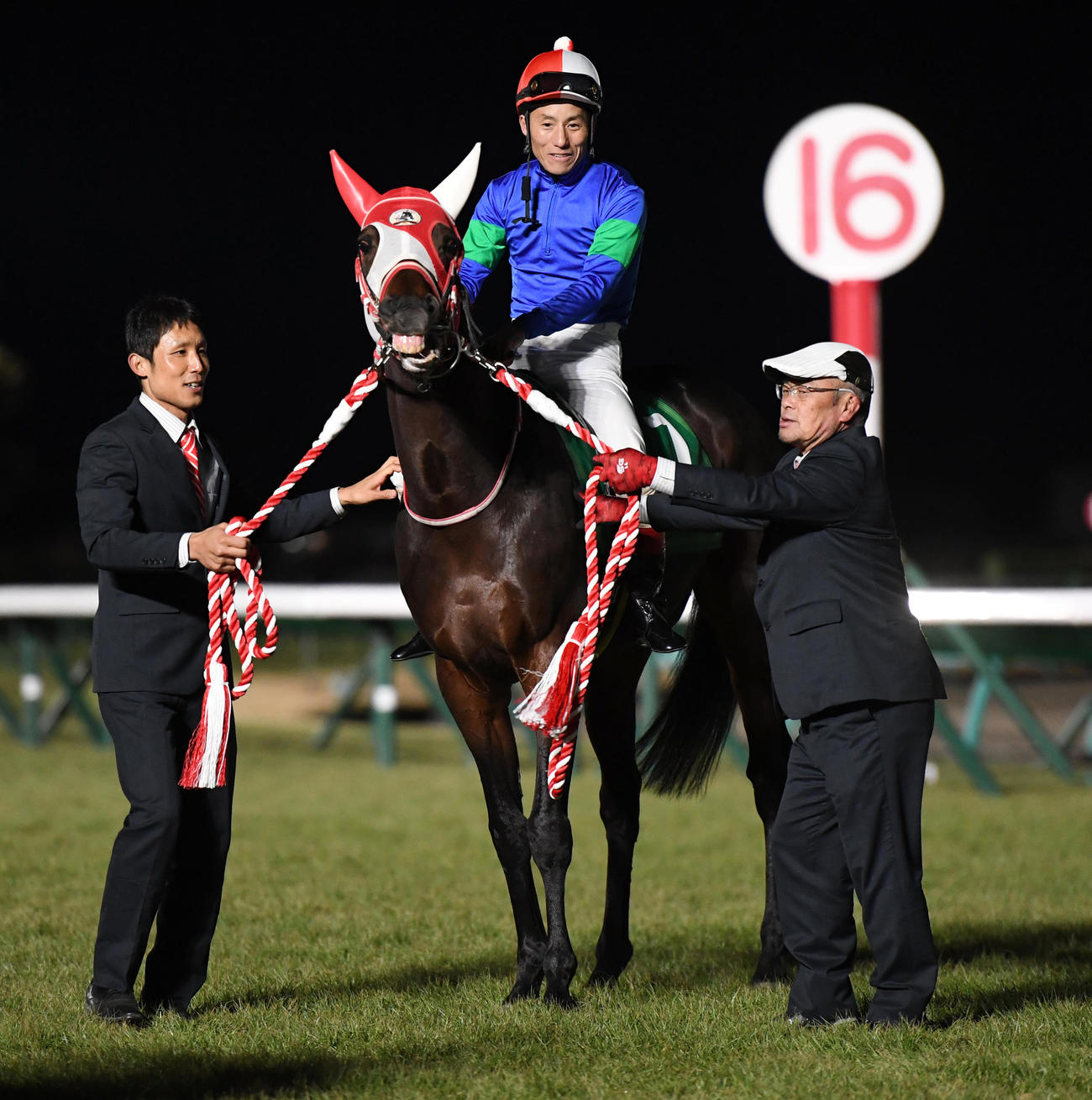 吉田豊騎手を背に引退式するパンサラッサ（24年1月8日撮影）