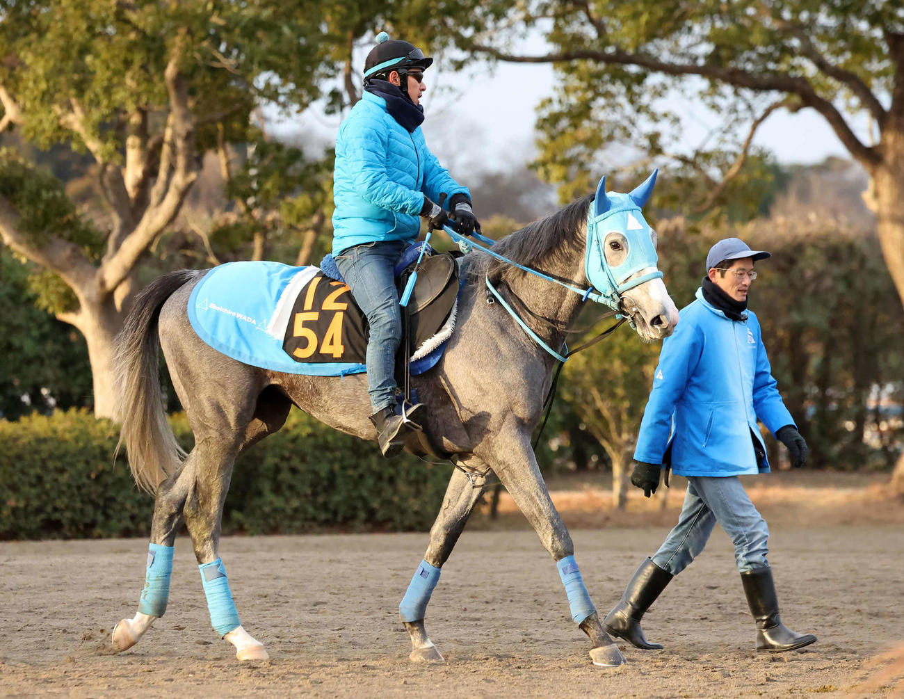 追い切りを終えて馬場を出るマイネルフランツと和田正師（撮影・丹羽敏通）