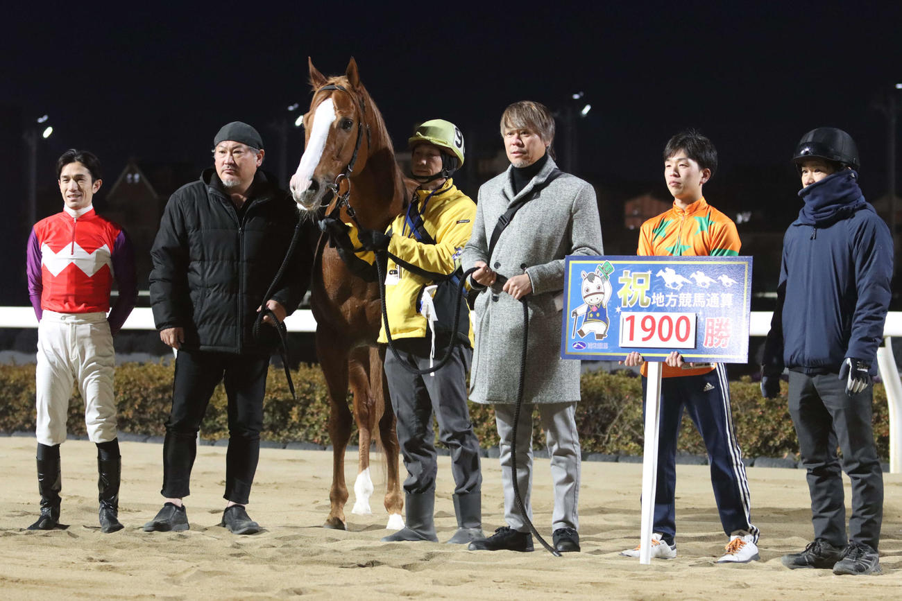 新春賞をエンテレケイアで制して地方競馬通算1900勝を達成した小久保智調教師（左から2人目）