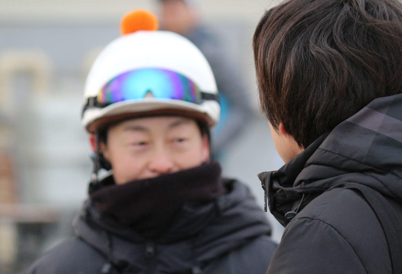 取材される丸田恭介騎手。ピンボケですいません（撮影・木南友輔）