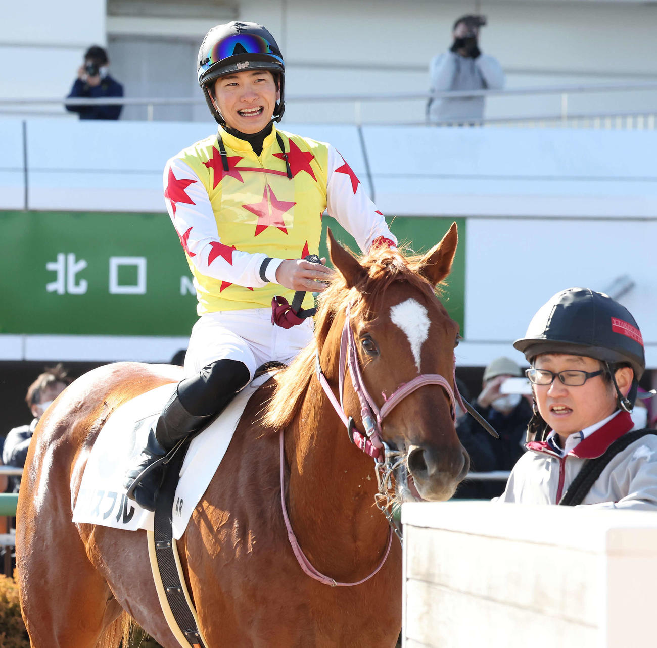中山4R、3歳新馬戦を制したブリスフルと原騎手（撮影・丹羽敏通）
