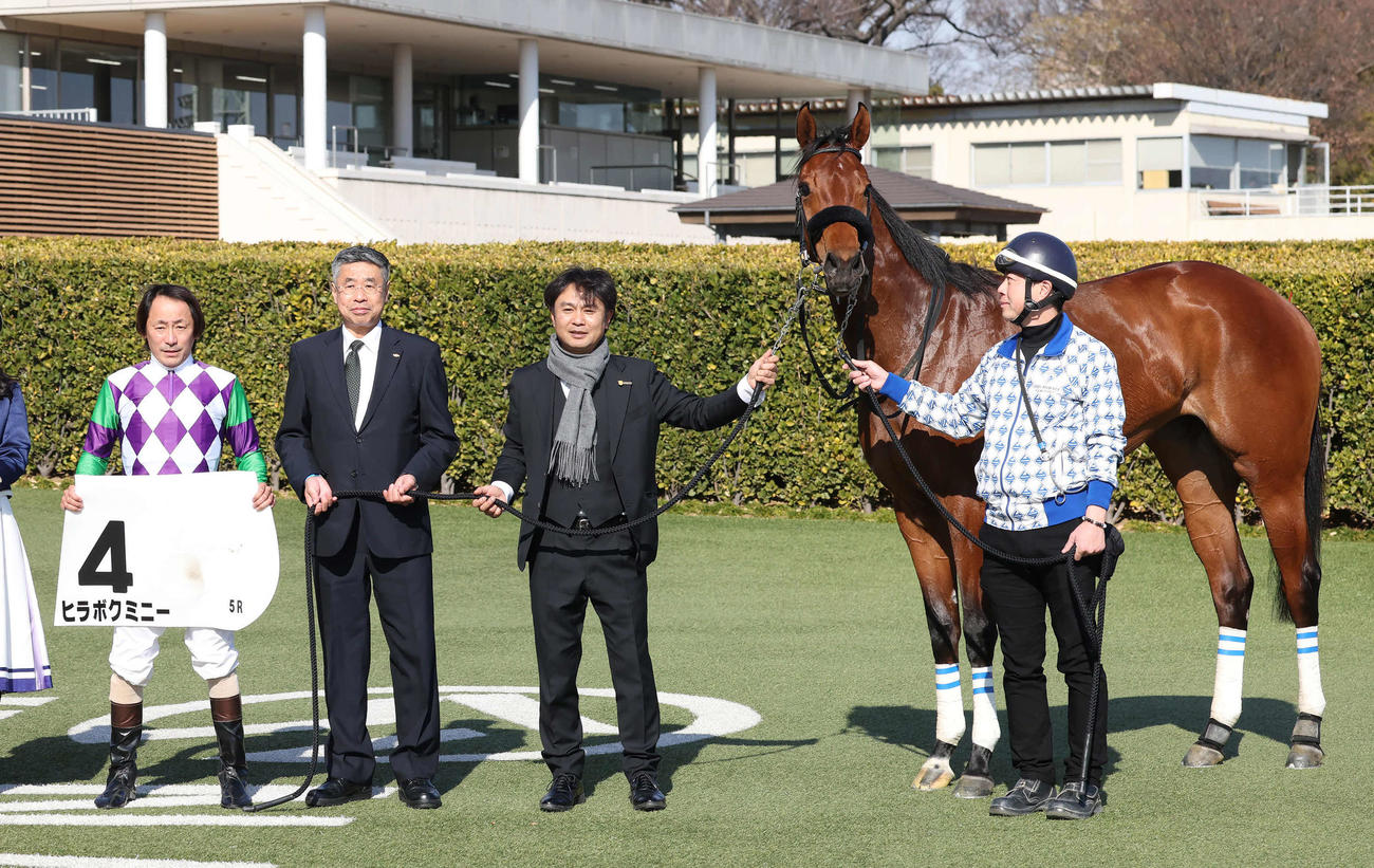中山5R新馬戦を制したヒラボクミニーの口取りをする勝浦騎手と村田師（撮影・丹羽敏通）