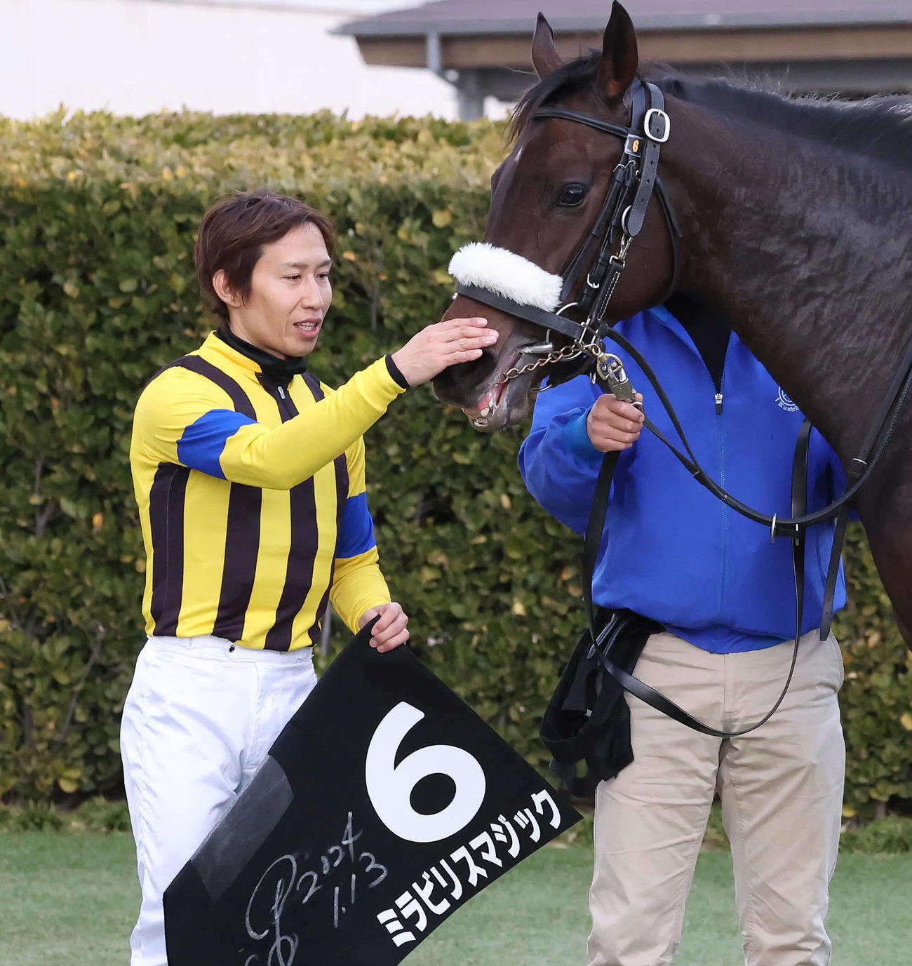 中山9R、菜の花賞を制したミラビリスマジックをねぎらう田辺騎手（撮影・丹羽敏通）