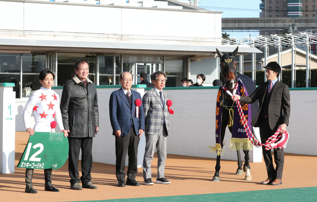 ミッキーゴージャスと川田騎手（左端）は口取りを行う（撮影・梅根麻紀）
