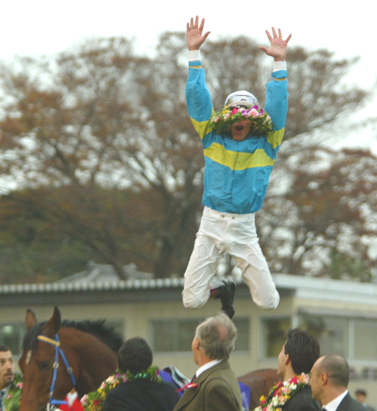 ファルブラヴでJCを制し、優勝の記念写真を撮り終えたとたんに鞍上からジャンプするデットーリ騎手