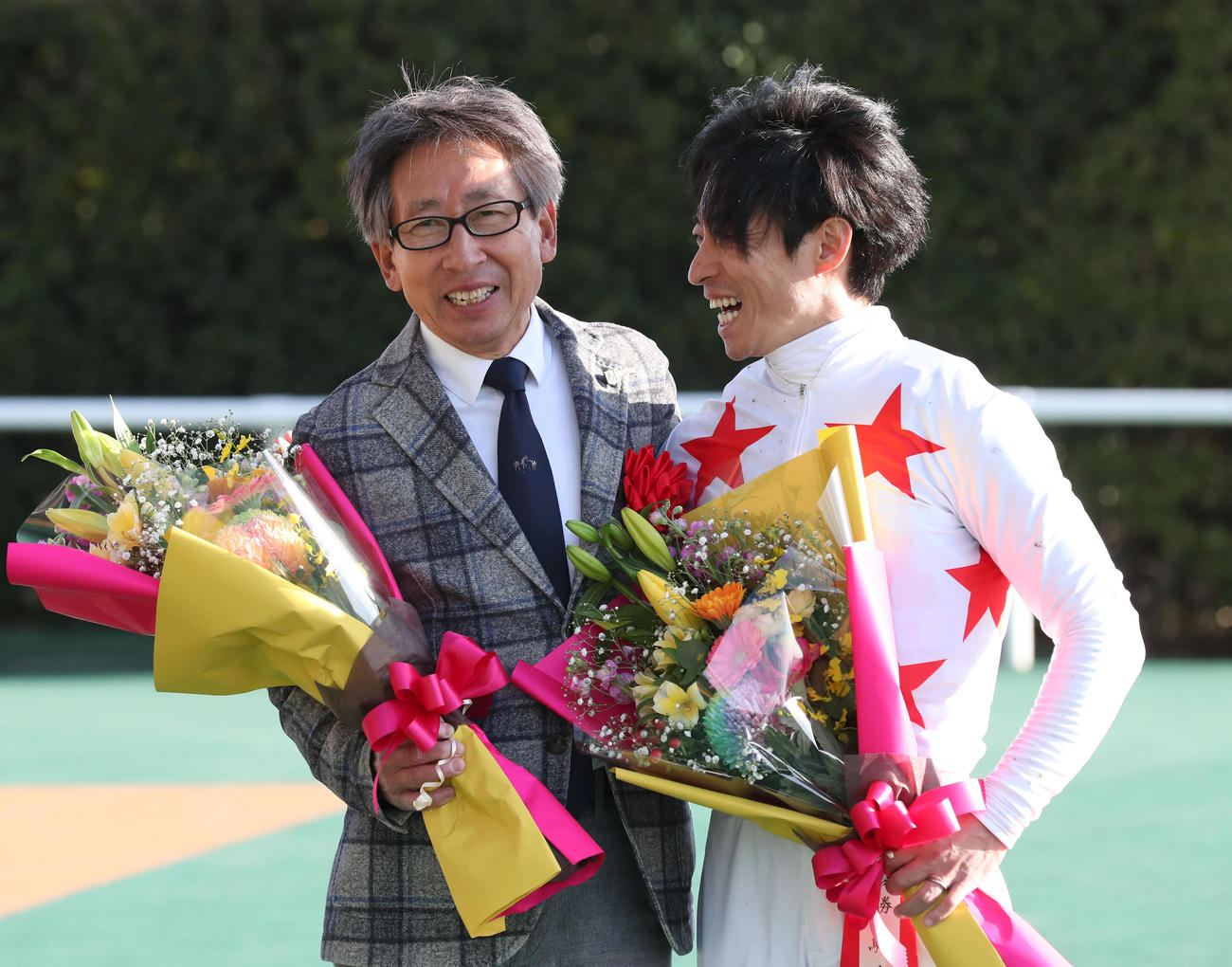 愛知杯を制し喜ぶ川田騎手と安田隆師（左）（撮影・梅根麻紀）