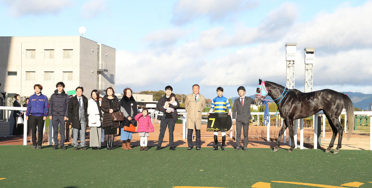 京都11R、淀短距離Sを制したビッグシーザーと口取りに並ぶ坂井騎手（右から2人目）（撮影・白石智彦）