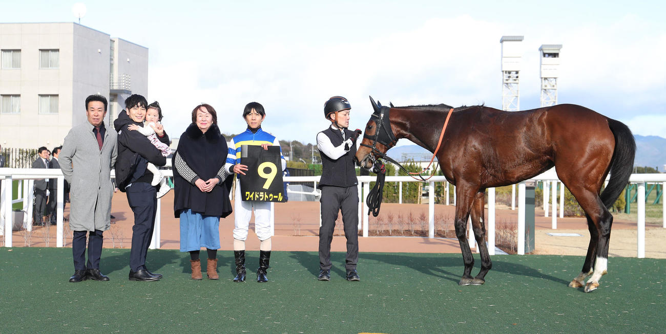 京都10R、紅梅Sを制したワイドラトゥールと口取りに並ぶ北村友騎手（右から2人目）（撮影・白石智彦）