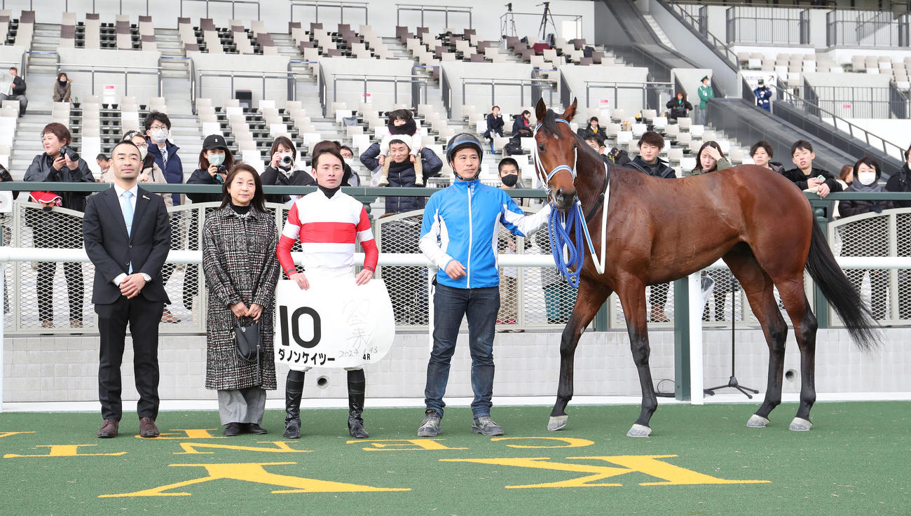 京都4R、新馬戦を制したダノンケイツーと口取りに並ぶ岩田望騎手（右から2人目）（撮影・白石智彦）