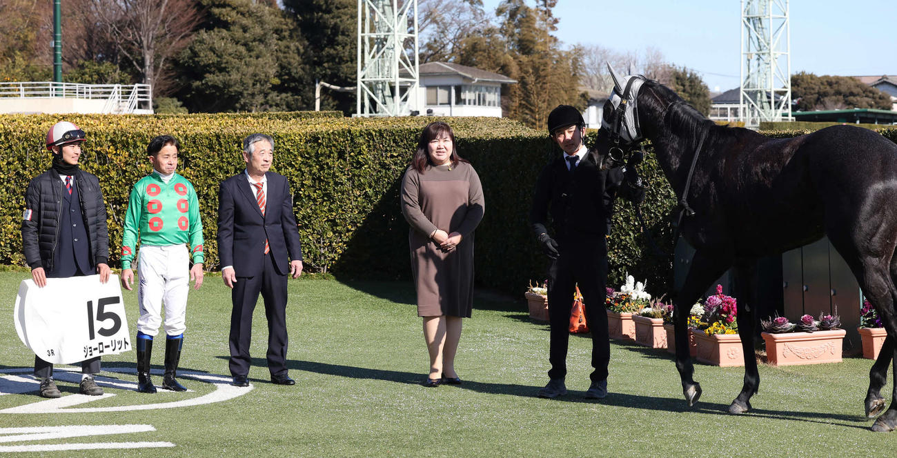 中山3R新馬戦を制したジョーローリットの口取りをする岩田康騎手（撮影・丹羽敏通）