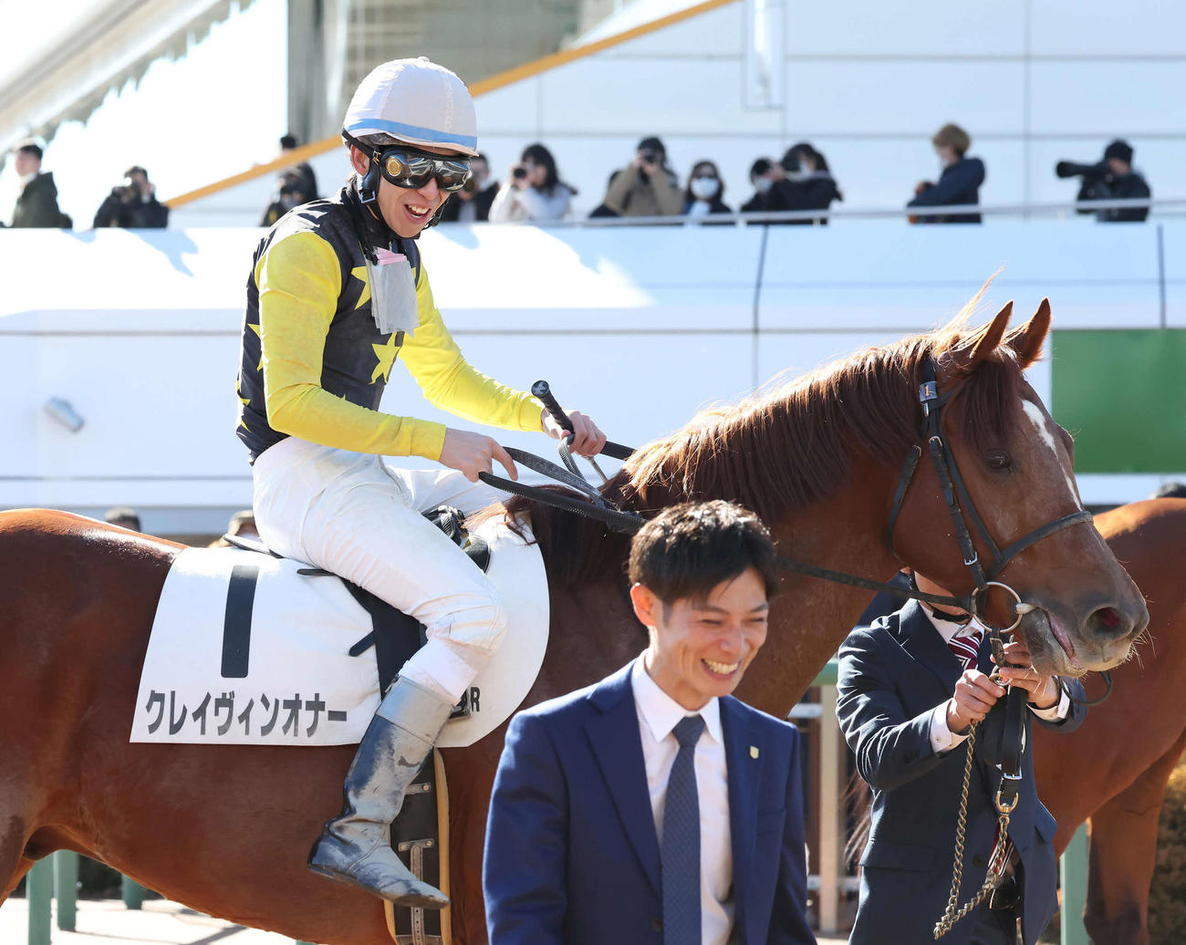 中山4R新馬戦をクレイヴィンオナーで制して笑顔の横山和騎手と嘉藤師（手前）（撮影・丹羽敏通）